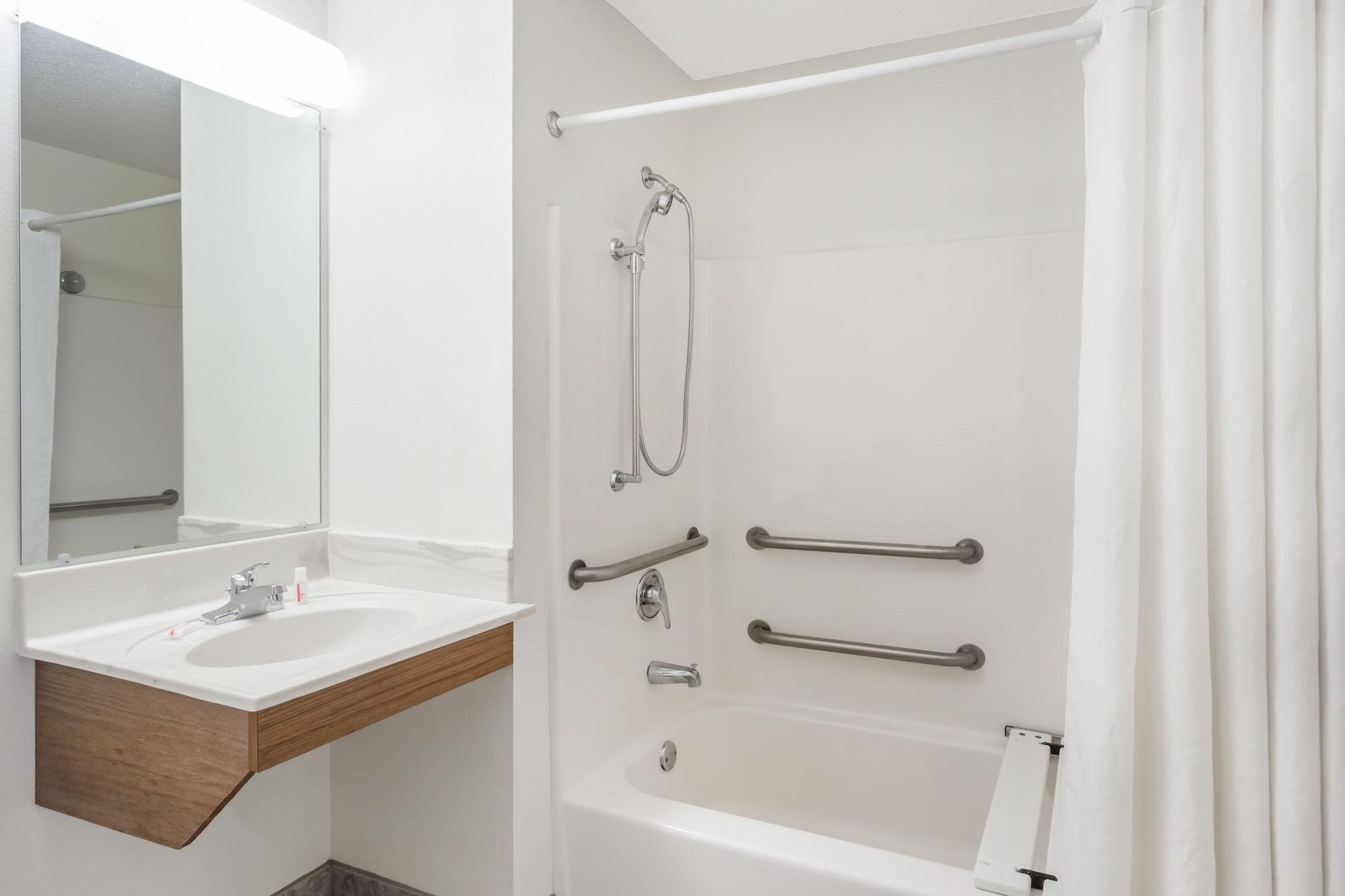 Super 8 By Wyndham Ames Hotel Bagian luar foto
