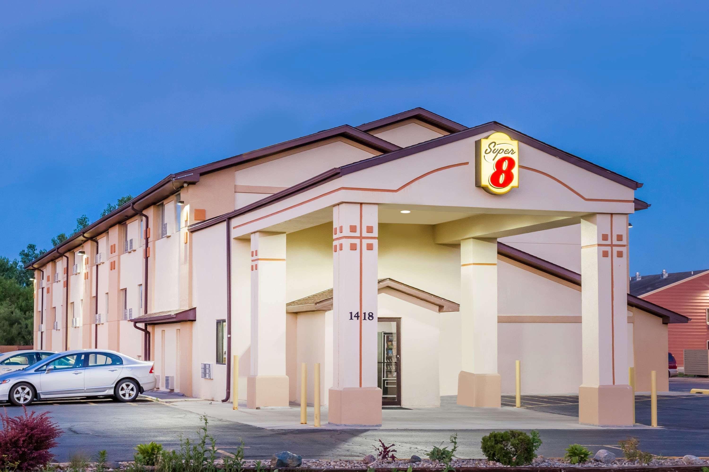 Super 8 By Wyndham Ames Hotel Bagian luar foto