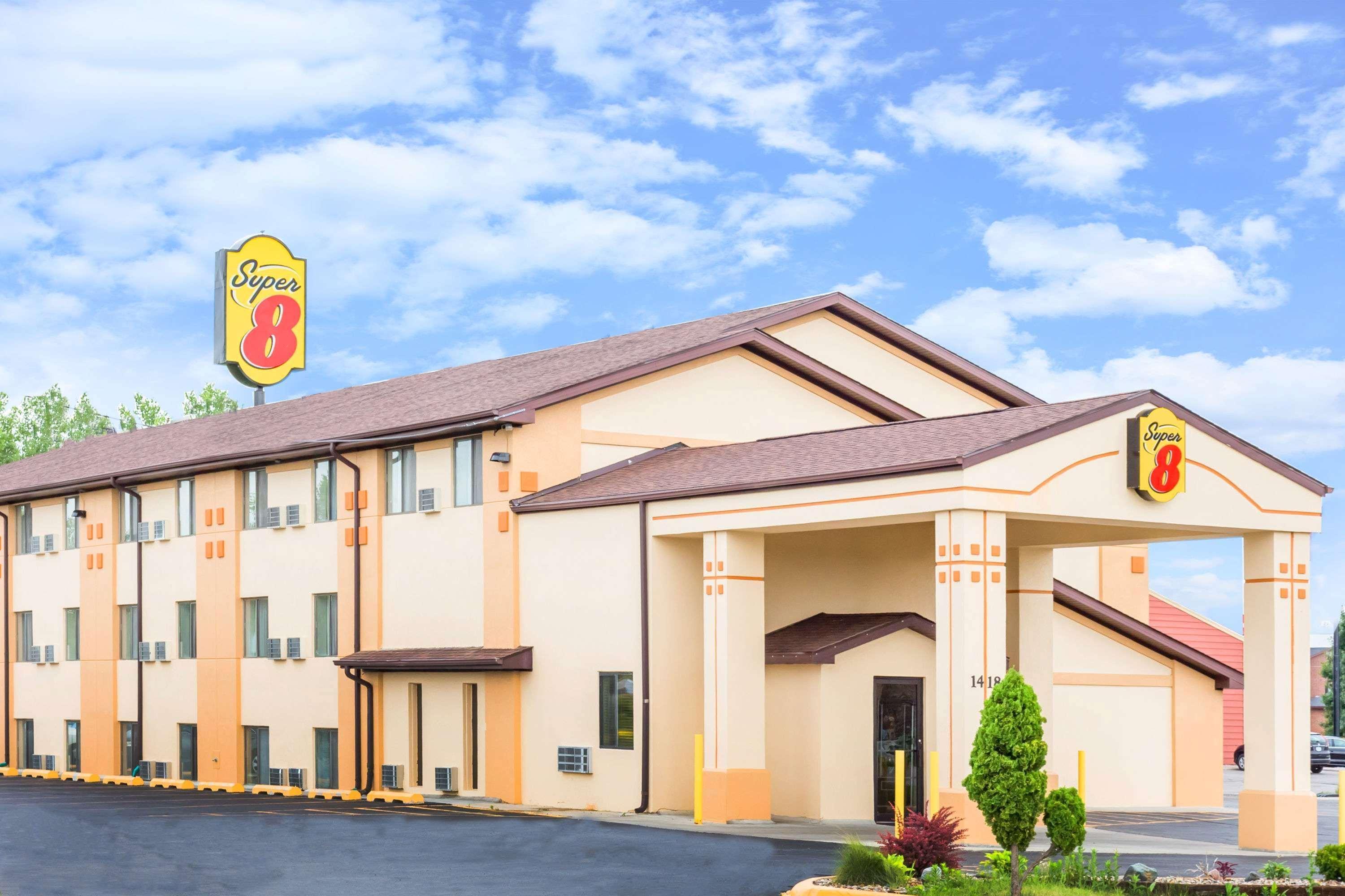 Super 8 By Wyndham Ames Hotel Bagian luar foto