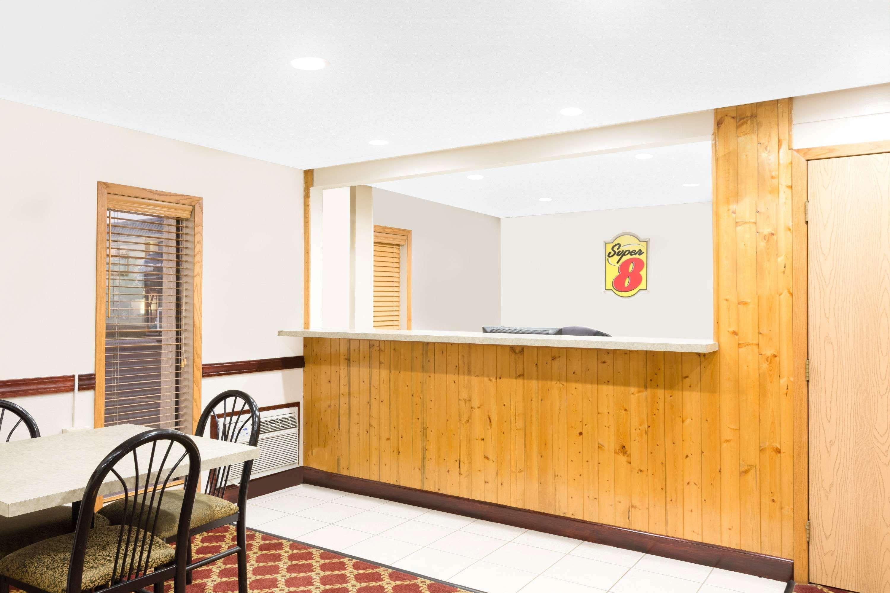 Super 8 By Wyndham Ames Hotel Bagian luar foto