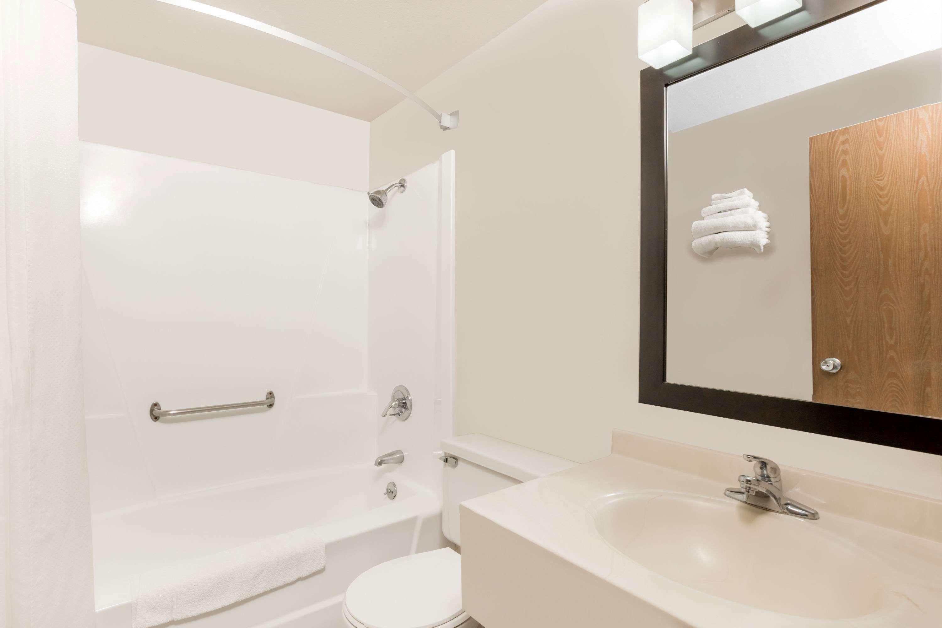 Super 8 By Wyndham Ames Hotel Bagian luar foto