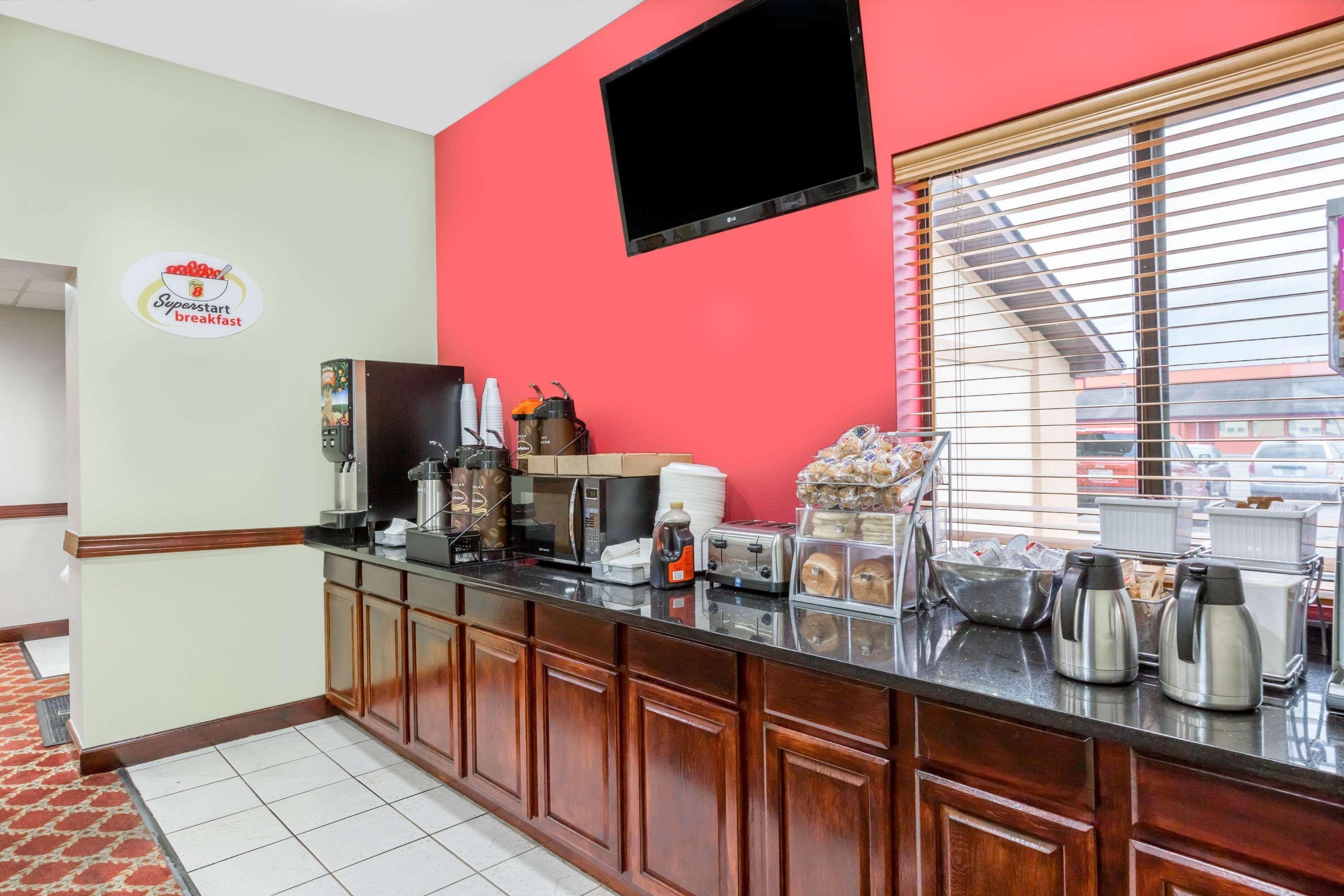 Super 8 By Wyndham Ames Hotel Bagian luar foto