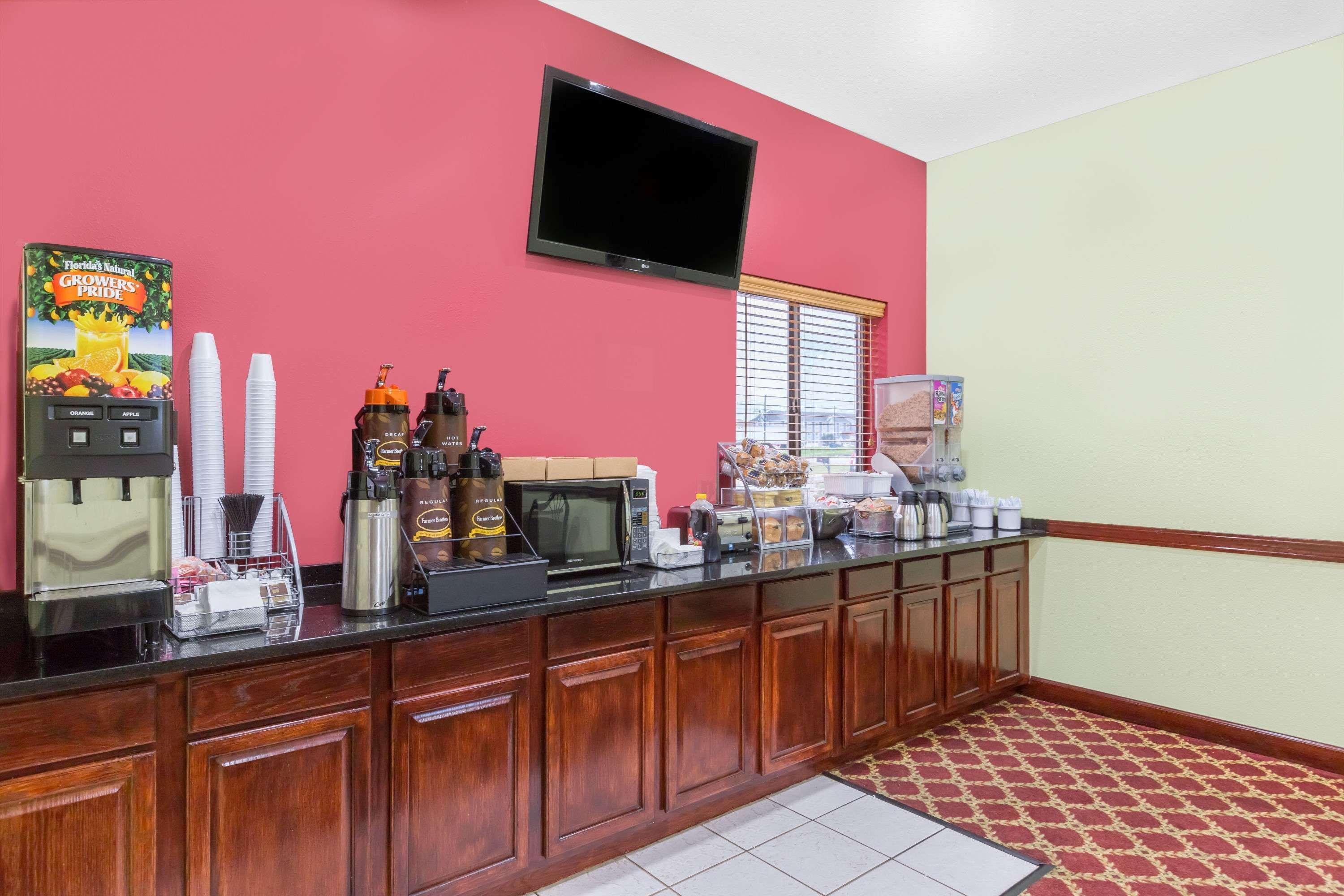 Super 8 By Wyndham Ames Hotel Bagian luar foto