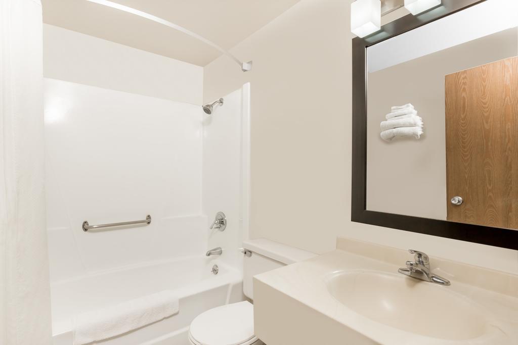 Super 8 By Wyndham Ames Hotel Bagian luar foto