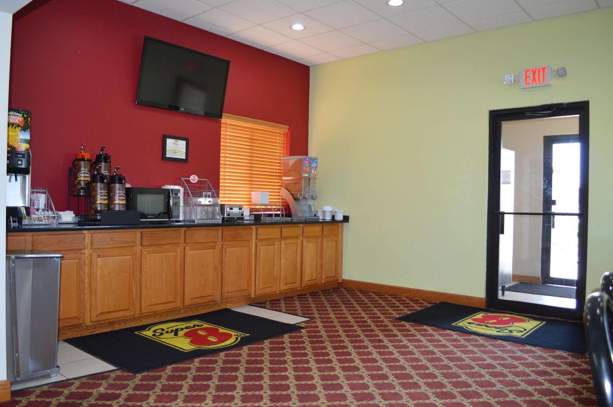 Super 8 By Wyndham Ames Hotel Bagian luar foto