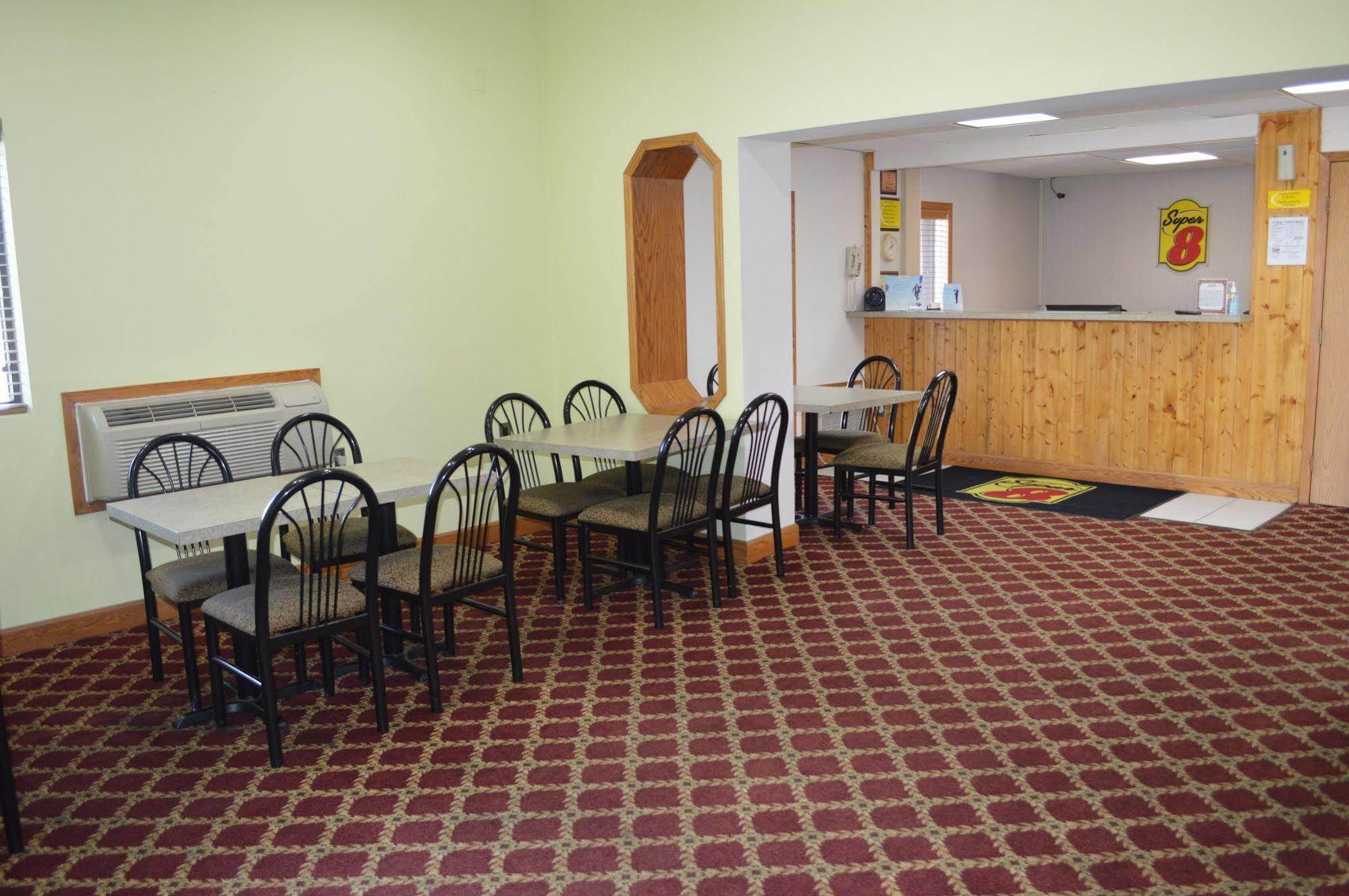 Super 8 By Wyndham Ames Hotel Bagian luar foto